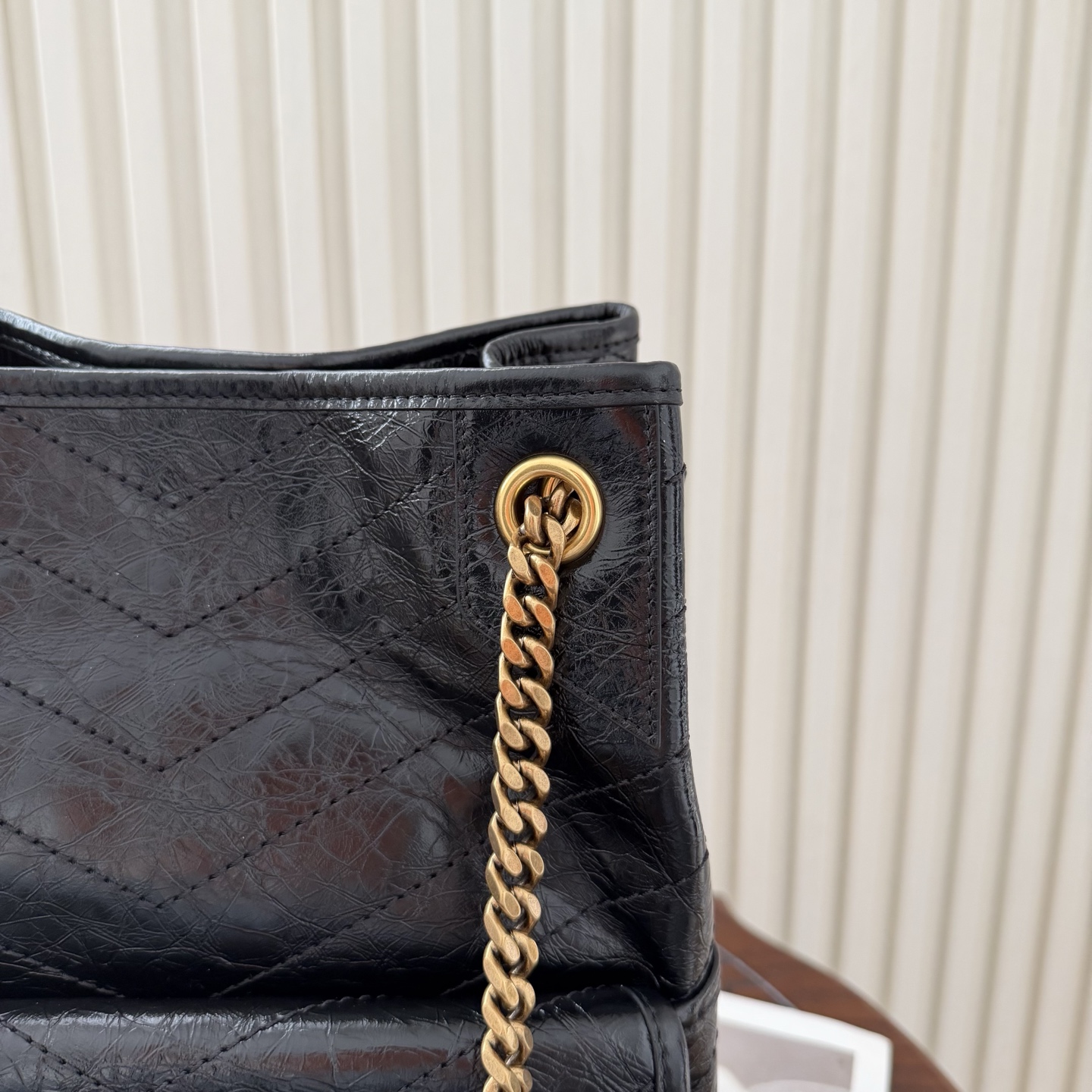 Niki shopping bag 添加新成员，油蜡抓皱牛皮，皮质越用越柔软，搭配古铜色金属五金，外面还