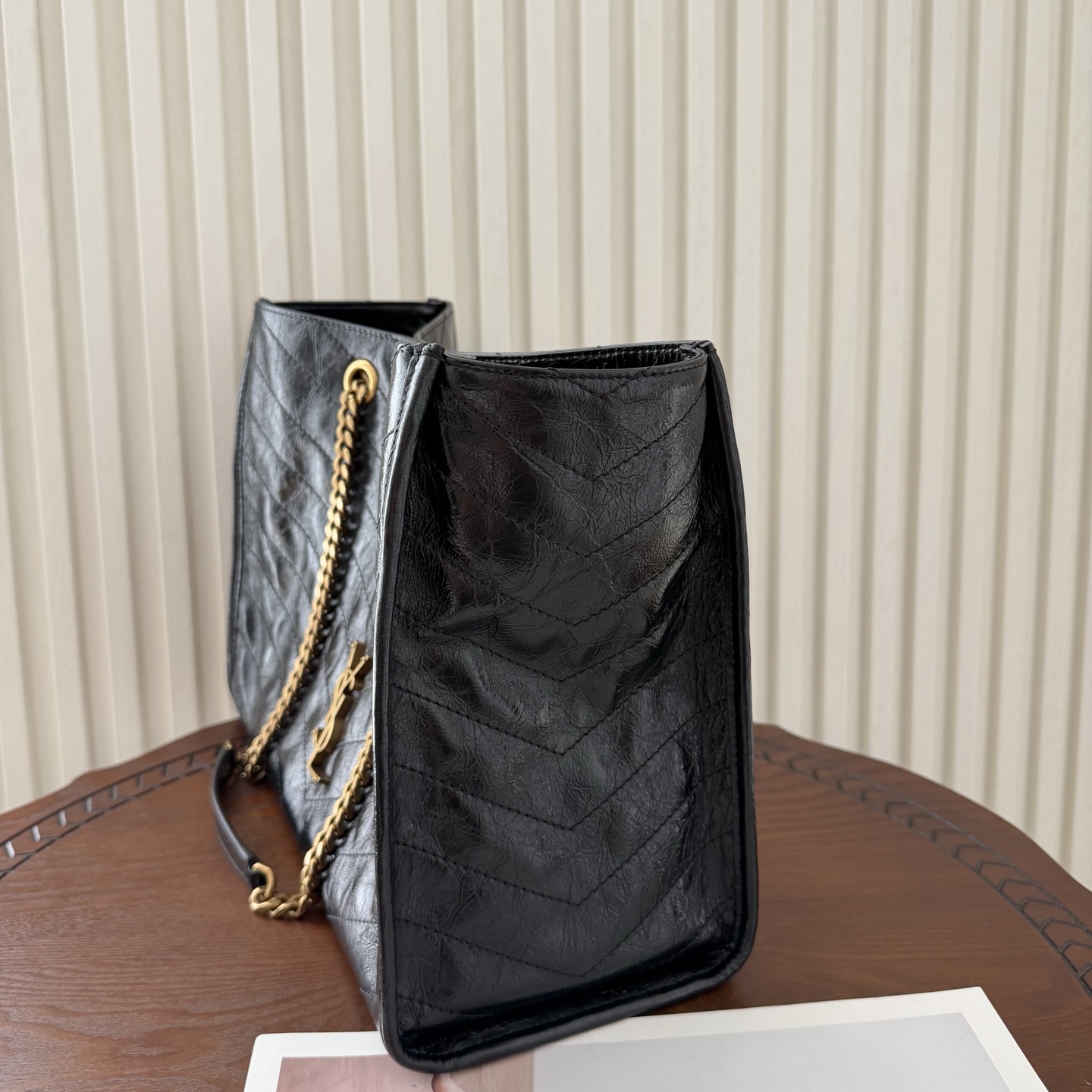 新款Niki shopping 油蜡牛皮，质感更亮，更轻便耐用。经典黑金配色低调又亮眼，非常有辨识度。链