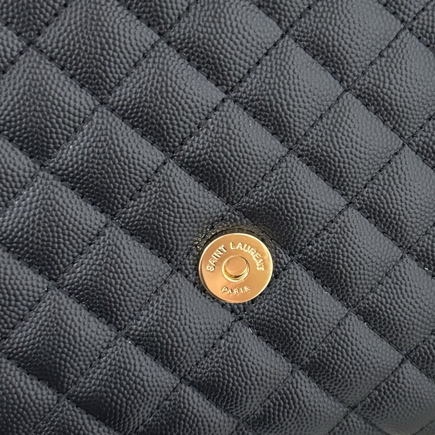 全套包装！ENVELOPPE中号信封包，经典就是永恒，采用鱼子酱牛皮非常耐磨，V形纹和菱形纹混合绗缝包缝