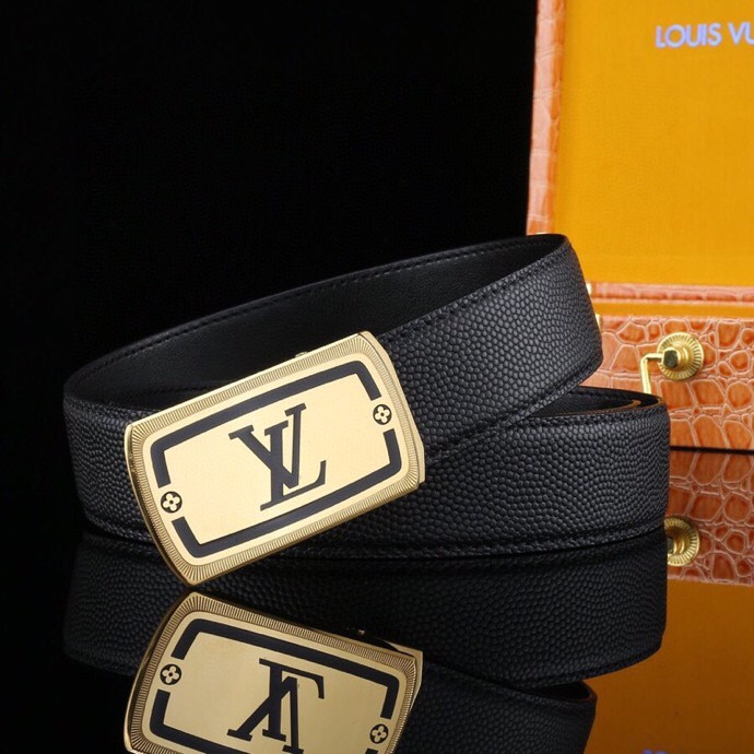  L家 精品高档精钢男士真皮自动扣腰带，商务休闲款抽拉式皮带，使用方便，各种社交场所备受青睐。赠送招财真鳄鱼爪子挂饰一只，配送全套木盒包装发票。送礼自用佳品。
带身宽度 35 毫米 ，（3.5 cm）
标识加入经典图案，再以丝滑小牛皮演绎沉稳一面，搭配 LoGo自动扣，与 Everyday 系列其他单品搭配相宜。
匠心电镀金属扣头，以精工打磨的锃亮光泽成为整体着装的点睛之笔，低调中透出凌厉气场。内衬抗拉防变形结构，经久耐用，是兼具实用与格调的现代绅士首选。
这款高档自动扣男士皮带配皮精选头层小牛皮，触感细腻柔韧，每一道天然纹理皆诉说着品质的沉淀。
创新智能自动扣设计，无需繁琐针孔调节，一按即合，轻松适配不同腰围，在商务会议或社交场合中从容展现优雅效率。
即刻拥有，让每一次举手投足皆成为品味的无声宣言。「系住从容，扣动不凡」&mdash;&mdash;只为懂得犒赏自己的非凡男士。p240