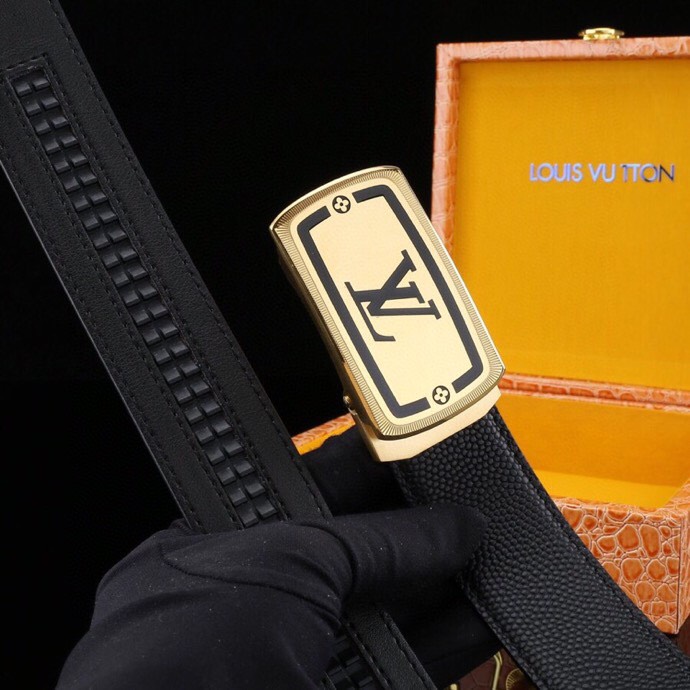  L家 精品高档精钢男士真皮自动扣腰带，商务休闲款抽拉式皮带，使用方便，各种社交场所备受青睐。赠送招财真鳄鱼爪子挂饰一只，配送全套木盒包装发票。送礼自用佳品。
带身宽度 35 毫米 ，（3.5 cm）
标识加入经典图案，再以丝滑小牛皮演绎沉稳一面，搭配 LoGo自动扣，与 Everyday 系列其他单品搭配相宜。
匠心电镀金属扣头，以精工打磨的锃亮光泽成为整体着装的点睛之笔，低调中透出凌厉气场。内衬抗拉防变形结构，经久耐用，是兼具实用与格调的现代绅士首选。
这款高档自动扣男士皮带配皮精选头层小牛皮，触感细腻柔韧，每一道天然纹理皆诉说着品质的沉淀。
创新智能自动扣设计，无需繁琐针孔调节，一按即合，轻松适配不同腰围，在商务会议或社交场合中从容展现优雅效率。
即刻拥有，让每一次举手投足皆成为品味的无声宣言。「系住从容，扣动不凡」&mdash;&mdash;只为懂得犒赏自己的非凡男士。p240