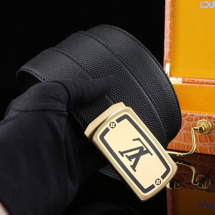  L家 精品高档精钢男士真皮自动扣腰带，商务休闲款抽拉式皮带，使用方便，各种社交场所备受青睐。赠送招财真鳄鱼爪子挂饰一只，配送全套木盒包装发票。送礼自用佳品。
带身宽度 35 毫米 ，（3.5 cm）
标识加入经典图案，再以丝滑小牛皮演绎沉稳一面，搭配 LoGo自动扣，与 Everyday 系列其他单品搭配相宜。
匠心电镀金属扣头，以精工打磨的锃亮光泽成为整体着装的点睛之笔，低调中透出凌厉气场。内衬抗拉防变形结构，经久耐用，是兼具实用与格调的现代绅士首选。
这款高档自动扣男士皮带配皮精选头层小牛皮，触感细腻柔韧，每一道天然纹理皆诉说着品质的沉淀。
创新智能自动扣设计，无需繁琐针孔调节，一按即合，轻松适配不同腰围，在商务会议或社交场合中从容展现优雅效率。
即刻拥有，让每一次举手投足皆成为品味的无声宣言。「系住从容，扣动不凡」&mdash;&mdash;只为懂得犒赏自己的非凡男士。p240