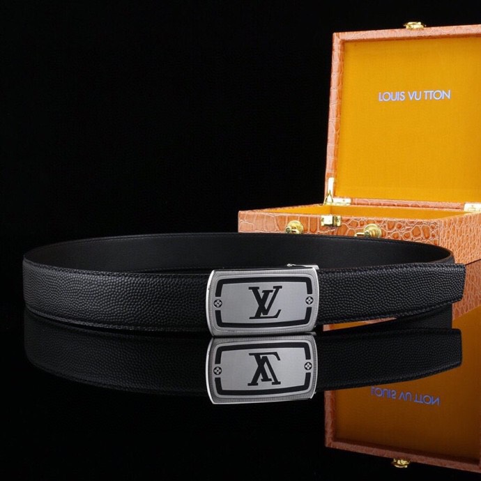  L家 精品高档精钢男士真皮自动扣腰带，商务休闲款抽拉式皮带，使用方便，各种社交场所备受青睐。赠送招财真鳄鱼爪子挂饰一只，配送全套木盒包装发票。送礼自用佳品。
带身宽度 35 毫米 ，（3.5 cm）
标识加入经典图案，再以丝滑小牛皮演绎沉稳一面，搭配 LoGo自动扣，与 Everyday 系列其他单品搭配相宜。
匠心电镀金属扣头，以精工打磨的锃亮光泽成为整体着装的点睛之笔，低调中透出凌厉气场。内衬抗拉防变形结构，经久耐用，是兼具实用与格调的现代绅士首选。
这款高档自动扣男士皮带配皮精选头层小牛皮，触感细腻柔韧，每一道天然纹理皆诉说着品质的沉淀。
创新智能自动扣设计，无需繁琐针孔调节，一按即合，轻松适配不同腰围，在商务会议或社交场合中从容展现优雅效率。
即刻拥有，让每一次举手投足皆成为品味的无声宣言。「系住从容，扣动不凡」&mdash;&mdash;只为懂得犒赏自己的非凡男士。p240