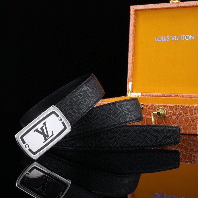  L家 精品高档精钢男士真皮自动扣腰带，商务休闲款抽拉式皮带，使用方便，各种社交场所备受青睐。赠送招财真鳄鱼爪子挂饰一只，配送全套木盒包装发票。送礼自用佳品。
带身宽度 35 毫米 ，（3.5 cm）
标识加入经典图案，再以丝滑小牛皮演绎沉稳一面，搭配 LoGo自动扣，与 Everyday 系列其他单品搭配相宜。
匠心电镀金属扣头，以精工打磨的锃亮光泽成为整体着装的点睛之笔，低调中透出凌厉气场。内衬抗拉防变形结构，经久耐用，是兼具实用与格调的现代绅士首选。
这款高档自动扣男士皮带配皮精选头层小牛皮，触感细腻柔韧，每一道天然纹理皆诉说着品质的沉淀。
创新智能自动扣设计，无需繁琐针孔调节，一按即合，轻松适配不同腰围，在商务会议或社交场合中从容展现优雅效率。
即刻拥有，让每一次举手投足皆成为品味的无声宣言。「系住从容，扣动不凡」&mdash;&mdash;只为懂得犒赏自己的非凡男士。p240