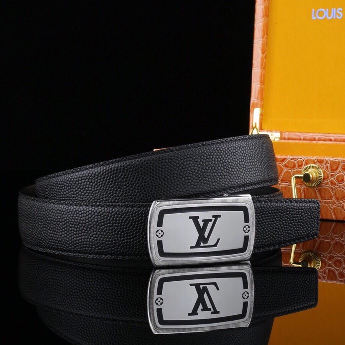  L家 精品高档精钢男士真皮自动扣腰带，商务休闲款抽拉式皮带，使用方便，各种社交场所备受青睐。赠送招财真鳄鱼爪子挂饰一只，配送全套木盒包装发票。送礼自用佳品。
带身宽度 35 毫米 ，（3.5 cm）
标识加入经典图案，再以丝滑小牛皮演绎沉稳一面，搭配 LoGo自动扣，与 Everyday 系列其他单品搭配相宜。
匠心电镀金属扣头，以精工打磨的锃亮光泽成为整体着装的点睛之笔，低调中透出凌厉气场。内衬抗拉防变形结构，经久耐用，是兼具实用与格调的现代绅士首选。
这款高档自动扣男士皮带配皮精选头层小牛皮，触感细腻柔韧，每一道天然纹理皆诉说着品质的沉淀。
创新智能自动扣设计，无需繁琐针孔调节，一按即合，轻松适配不同腰围，在商务会议或社交场合中从容展现优雅效率。
即刻拥有，让每一次举手投足皆成为品味的无声宣言。「系住从容，扣动不凡」&mdash;&mdash;只为懂得犒赏自己的非凡男士。p240