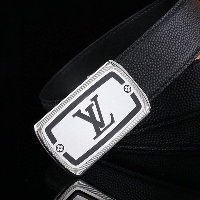  L家 精品高档精钢男士真皮自动扣腰带，商务休闲款抽拉式皮带，使用方便，各种社交场所备受青睐。赠送招财真鳄鱼爪子挂饰一只，配送全套木盒包装发票。送礼自用佳品。
带身宽度 35 毫米 ，（3.5 cm）
标识加入经典图案，再以丝滑小牛皮演绎沉稳一面，搭配 LoGo自动扣，与 Everyday 系列其他单品搭配相宜。
匠心电镀金属扣头，以精工打磨的锃亮光泽成为整体着装的点睛之笔，低调中透出凌厉气场。内衬抗拉防变形结构，经久耐用，是兼具实用与格调的现代绅士首选。
这款高档自动扣男士皮带配皮精选头层小牛皮，触感细腻柔韧，每一道天然纹理皆诉说着品质的沉淀。
创新智能自动扣设计，无需繁琐针孔调节，一按即合，轻松适配不同腰围，在商务会议或社交场合中从容展现优雅效率。
即刻拥有，让每一次举手投足皆成为品味的无声宣言。「系住从容，扣动不凡」&mdash;&mdash;只为懂得犒赏自己的非凡男士。p240