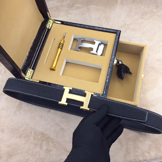 爱马家 臻品礼赠·尽显尊荣 | 意大利进口真皮男士双扣皮带礼盒套装.
【尊贵之选·非凡气度】
🔹 人体工学佩戴,舒适无负担,精工雕琢,每一寸纹理都彰显野性与奢华.
🔹 3.5cm宽阔版型. 搭配双扣自动款式,扣头自由换(附工具),轻松适配商务与休闲.
🔹 意大利进口头层牛皮,皮质柔韧亲肤,电镀金属扣耐磨如新,不褪色.
细节至臻·礼遇升华
最新设计,沉稳百搭. 欧洲最新设计,沉稳百搭.
专为高端品位定制
——赠礼自用皆宜,见证非凡格调 .
(实拍图所见即所得,私询解锁专属权益 )p320