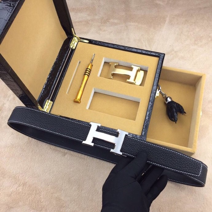 爱马家 臻品礼赠·尽显尊荣 | 意大利进口真皮男士双扣皮带礼盒套装.
【尊贵之选·非凡气度】
🔹 人体工学佩戴,舒适无负担,精工雕琢,每一寸纹理都彰显野性与奢华.
🔹 3.5cm宽阔版型. 搭配双扣自动款式,扣头自由换(附工具),轻松适配商务与休闲.
🔹 意大利进口头层牛皮,皮质柔韧亲肤,电镀金属扣耐磨如新,不褪色.
细节至臻·礼遇升华
最新设计,沉稳百搭. 欧洲最新设计,沉稳百搭.
专为高端品位定制
——赠礼自用皆宜,见证非凡格调 .
(实拍图所见即所得,私询解锁专属权益 )p320