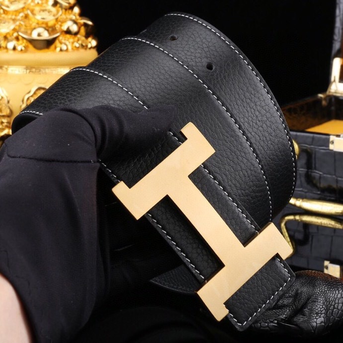 🔥 HERM*S 爱马家 男士必入神级单品 | H扣腰带界的"天花板"🔥
💼 一腰带出两种人生!
→ 商务面:荔枝纹牛皮诠释精英品格
→ 休闲面:掌纹牛皮解锁随性魅力
⚫🟤 玩转双面人生:
「暗夜黑」攻陷会议室
「焦糖棕」征服咖啡厅
3秒切换身份的秘密武器
🎯 细节控暴击套餐:
✔ 3.8cm小牛皮带身(意大利牧场直供)
✔ 手术级精钢H扣(百万次开合测试)
✔ 隐形穿扣专利设计(拯救强迫症)
🕶 低调搭配指南:
鳄鱼纹木质礼盒→开箱即高光时刻
三证合一套装→细节都是身份密码
⚠ 库存警报:
最后37条「原单库存」
公司高管私藏的潜规则
📲 暗号:P260