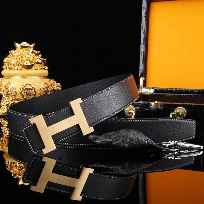🔥 HERM*S 爱马家 男士必入神级单品 | H扣腰带界的"天花板"🔥
💼 一腰带出两种人生!
→ 商务面:荔枝纹牛皮诠释精英品格
→ 休闲面:掌纹牛皮解锁随性魅力
⚫🟤 玩转双面人生:
「暗夜黑」攻陷会议室
「焦糖棕」征服咖啡厅
3秒切换身份的秘密武器
🎯 细节控暴击套餐:
✔ 3.8cm小牛皮带身(意大利牧场直供)
✔ 手术级精钢H扣(百万次开合测试)
✔ 隐形穿扣专利设计(拯救强迫症)
🕶 低调搭配指南:
鳄鱼纹木质礼盒→开箱即高光时刻
三证合一套装→细节都是身份密码
⚠ 库存警报:
最后37条「原单库存」
公司高管私藏的潜规则
📲 暗号:P260