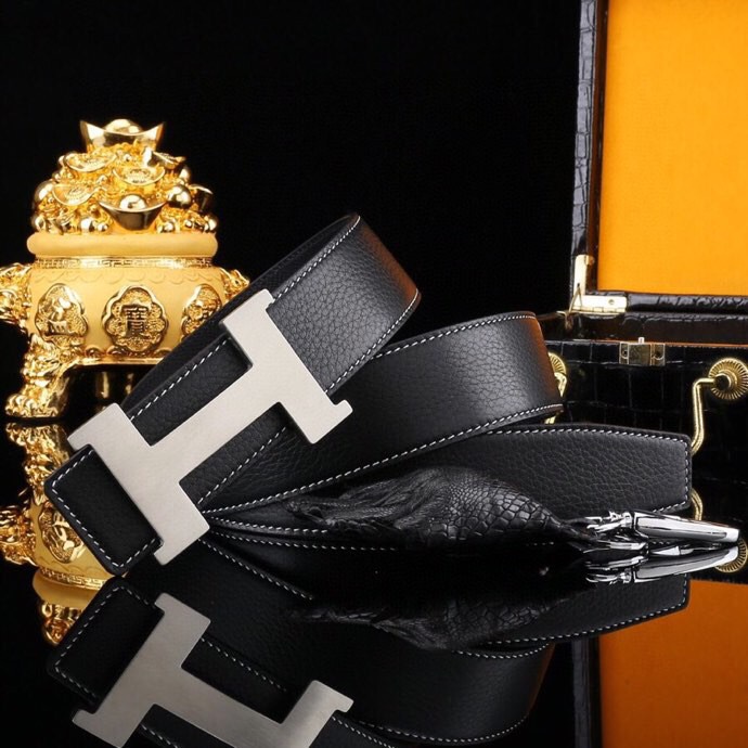 🔥 HERM*S 爱马家 男士必入神级单品 | H扣腰带界的"天花板"🔥
💼 一腰带出两种人生!
→ 商务面:荔枝纹牛皮诠释精英品格
→ 休闲面:掌纹牛皮解锁随性魅力
⚫🟤 玩转双面人生:
「暗夜黑」攻陷会议室
「焦糖棕」征服咖啡厅
3秒切换身份的秘密武器
🎯 细节控暴击套餐:
✔ 3.8cm小牛皮带身(意大利牧场直供)
✔ 手术级精钢H扣(百万次开合测试)
✔ 隐形穿扣专利设计(拯救强迫症)
🕶 低调搭配指南:
鳄鱼纹木质礼盒→开箱即高光时刻
三证合一套装→细节都是身份密码
⚠ 库存警报:
最后37条「原单库存」
公司高管私藏的潜规则
📲 暗号:P260
