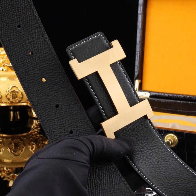 🔥 HERM*S 爱马家 男士必入神级单品 | H扣腰带界的"天花板"🔥
💼 一腰带出两种人生!
→ 商务面:荔枝纹牛皮诠释精英品格
→ 休闲面:掌纹牛皮解锁随性魅力
⚫🟤 玩转双面人生:
「暗夜黑」攻陷会议室
「焦糖棕」征服咖啡厅
3秒切换身份的秘密武器
🎯 细节控暴击套餐:
✔ 3.8cm小牛皮带身(意大利牧场直供)
✔ 手术级精钢H扣(百万次开合测试)
✔ 隐形穿扣专利设计(拯救强迫症)
🕶 低调搭配指南:
鳄鱼纹木质礼盒→开箱即高光时刻
三证合一套装→细节都是身份密码
⚠ 库存警报:
最后37条「原单库存」
公司高管私藏的潜规则
📲 暗号:P260