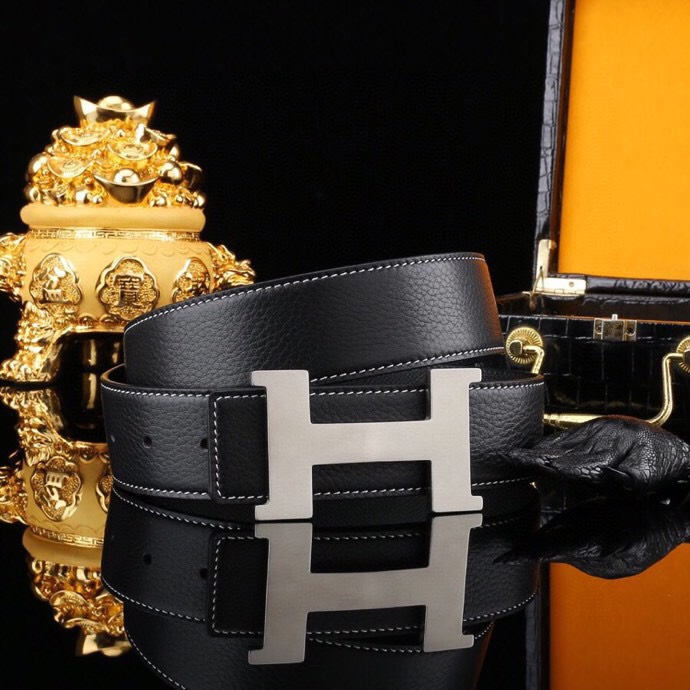 🔥 HERM*S 爱马家 男士必入神级单品 | H扣腰带界的"天花板"🔥
💼 一腰带出两种人生!
→ 商务面:荔枝纹牛皮诠释精英品格
→ 休闲面:掌纹牛皮解锁随性魅力
⚫🟤 玩转双面人生:
「暗夜黑」攻陷会议室
「焦糖棕」征服咖啡厅
3秒切换身份的秘密武器
🎯 细节控暴击套餐:
✔ 3.8cm小牛皮带身(意大利牧场直供)
✔ 手术级精钢H扣(百万次开合测试)
✔ 隐形穿扣专利设计(拯救强迫症)
🕶 低调搭配指南:
鳄鱼纹木质礼盒→开箱即高光时刻
三证合一套装→细节都是身份密码
⚠ 库存警报:
最后37条「原单库存」
公司高管私藏的潜规则
📲 暗号:P260