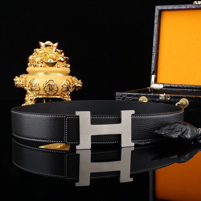 🔥 HERM*S 爱马家 男士必入神级单品 | H扣腰带界的"天花板"🔥
💼 一腰带出两种人生!
→ 商务面:荔枝纹牛皮诠释精英品格
→ 休闲面:掌纹牛皮解锁随性魅力
⚫🟤 玩转双面人生:
「暗夜黑」攻陷会议室
「焦糖棕」征服咖啡厅
3秒切换身份的秘密武器
🎯 细节控暴击套餐:
✔ 3.8cm小牛皮带身(意大利牧场直供)
✔ 手术级精钢H扣(百万次开合测试)
✔ 隐形穿扣专利设计(拯救强迫症)
🕶 低调搭配指南:
鳄鱼纹木质礼盒→开箱即高光时刻
三证合一套装→细节都是身份密码
⚠ 库存警报:
最后37条「原单库存」
公司高管私藏的潜规则
📲 暗号:P260