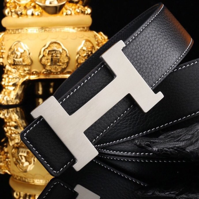 🔥 HERM*S 爱马家 男士必入神级单品 | H扣腰带界的"天花板"🔥
💼 一腰带出两种人生!
→ 商务面:荔枝纹牛皮诠释精英品格
→ 休闲面:掌纹牛皮解锁随性魅力
⚫🟤 玩转双面人生:
「暗夜黑」攻陷会议室
「焦糖棕」征服咖啡厅
3秒切换身份的秘密武器
🎯 细节控暴击套餐:
✔ 3.8cm小牛皮带身(意大利牧场直供)
✔ 手术级精钢H扣(百万次开合测试)
✔ 隐形穿扣专利设计(拯救强迫症)
🕶 低调搭配指南:
鳄鱼纹木质礼盒→开箱即高光时刻
三证合一套装→细节都是身份密码
⚠ 库存警报:
最后37条「原单库存」
公司高管私藏的潜规则
📲 暗号:P260
