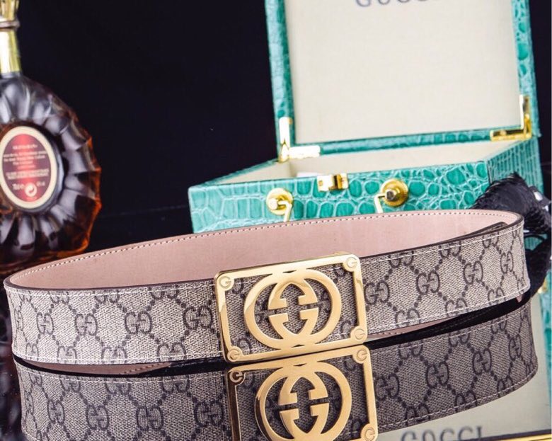 古家【高端男士商务腰带|意大利工艺奢尚之选】
经典男士自动扣皮带 - 商务休闲奢华之选.
【匠心工艺】传承意大利百年制皮技艺,精选进口头层真皮打造,38MM宽幅带身搭配柔软真皮底料,佩戴舒适且挺括有型。
【奢华细节】标志性G扣头采用精钢真空电镀工艺,质感细腻耐磨抗褪色,经典配色商务休闲皆宜,低调中透显尊贵格调。
【臻品礼遇】随赠高档鳄鱼纹木礼盒及招财真鳄鱼爪挂饰一支,高档精品品质,同款工艺,精英人士必备奢华配饰。
爆款热销 · 永恒经典 · 男士衣橱点睛之选。p240