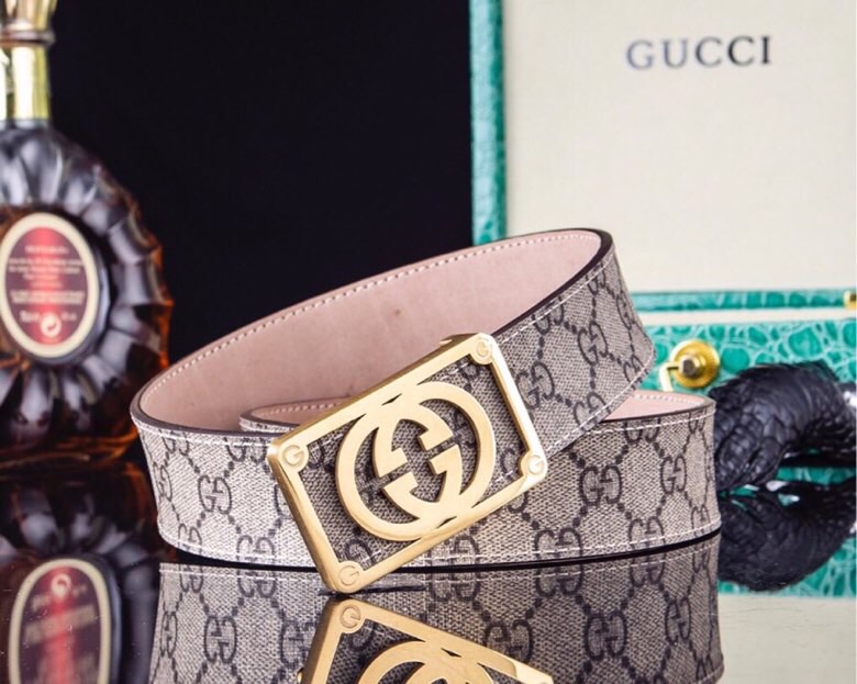 古家【高端男士商务腰带|意大利工艺奢尚之选】
经典男士自动扣皮带 - 商务休闲奢华之选.
【匠心工艺】传承意大利百年制皮技艺,精选进口头层真皮打造,38MM宽幅带身搭配柔软真皮底料,佩戴舒适且挺括有型。
【奢华细节】标志性G扣头采用精钢真空电镀工艺,质感细腻耐磨抗褪色,经典配色商务休闲皆宜,低调中透显尊贵格调。
【臻品礼遇】随赠高档鳄鱼纹木礼盒及招财真鳄鱼爪挂饰一支,高档精品品质,同款工艺,精英人士必备奢华配饰。
爆款热销 · 永恒经典 · 男士衣橱点睛之选。p240