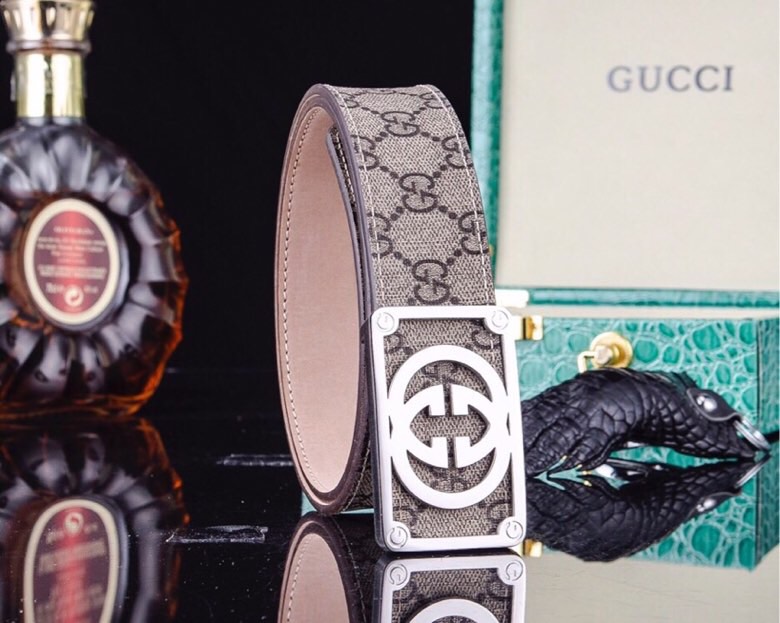 古家【高端男士商务腰带|意大利工艺奢尚之选】
经典男士自动扣皮带 - 商务休闲奢华之选.
【匠心工艺】传承意大利百年制皮技艺,精选进口头层真皮打造,38MM宽幅带身搭配柔软真皮底料,佩戴舒适且挺括有型。
【奢华细节】标志性G扣头采用精钢真空电镀工艺,质感细腻耐磨抗褪色,经典配色商务休闲皆宜,低调中透显尊贵格调。
【臻品礼遇】随赠高档鳄鱼纹木礼盒及招财真鳄鱼爪挂饰一支,高档精品品质,同款工艺,精英人士必备奢华配饰。
爆款热销 · 永恒经典 · 男士衣橱点睛之选。p240