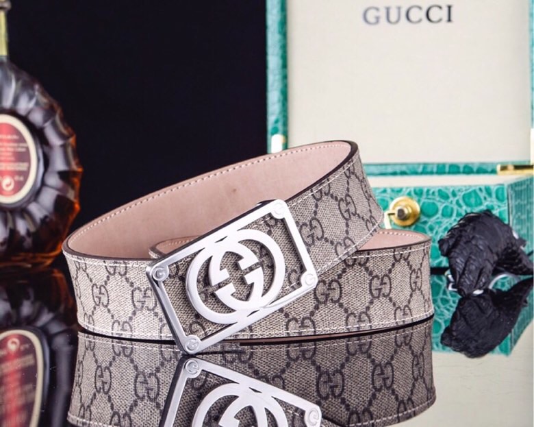 古家【高端男士商务腰带|意大利工艺奢尚之选】
经典男士自动扣皮带 - 商务休闲奢华之选.
【匠心工艺】传承意大利百年制皮技艺,精选进口头层真皮打造,38MM宽幅带身搭配柔软真皮底料,佩戴舒适且挺括有型。
【奢华细节】标志性G扣头采用精钢真空电镀工艺,质感细腻耐磨抗褪色,经典配色商务休闲皆宜,低调中透显尊贵格调。
【臻品礼遇】随赠高档鳄鱼纹木礼盒及招财真鳄鱼爪挂饰一支,高档精品品质,同款工艺,精英人士必备奢华配饰。
爆款热销 · 永恒经典 · 男士衣橱点睛之选。p240