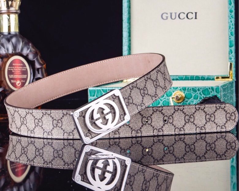 古家【高端男士商务腰带|意大利工艺奢尚之选】
经典男士自动扣皮带 - 商务休闲奢华之选.
【匠心工艺】传承意大利百年制皮技艺,精选进口头层真皮打造,38MM宽幅带身搭配柔软真皮底料,佩戴舒适且挺括有型。
【奢华细节】标志性G扣头采用精钢真空电镀工艺,质感细腻耐磨抗褪色,经典配色商务休闲皆宜,低调中透显尊贵格调。
【臻品礼遇】随赠高档鳄鱼纹木礼盒及招财真鳄鱼爪挂饰一支,高档精品品质,同款工艺,精英人士必备奢华配饰。
爆款热销 · 永恒经典 · 男士衣橱点睛之选。p240