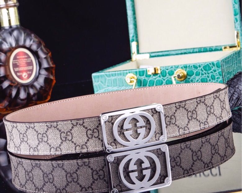 古家【高端男士商务腰带|意大利工艺奢尚之选】
经典男士自动扣皮带 - 商务休闲奢华之选.
【匠心工艺】传承意大利百年制皮技艺,精选进口头层真皮打造,38MM宽幅带身搭配柔软真皮底料,佩戴舒适且挺括有型。
【奢华细节】标志性G扣头采用精钢真空电镀工艺,质感细腻耐磨抗褪色,经典配色商务休闲皆宜,低调中透显尊贵格调。
【臻品礼遇】随赠高档鳄鱼纹木礼盒及招财真鳄鱼爪挂饰一支,高档精品品质,同款工艺,精英人士必备奢华配饰。
爆款热销 · 永恒经典 · 男士衣橱点睛之选。p240