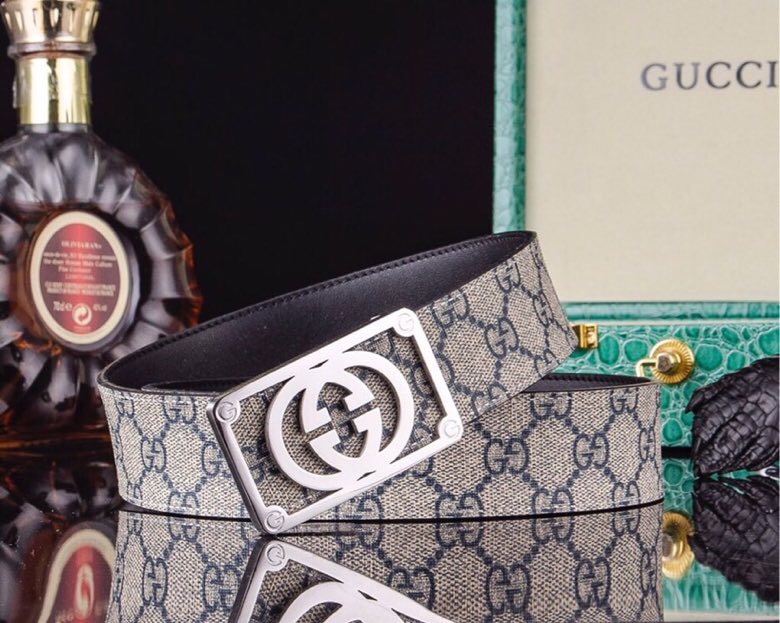 古家【高端男士商务腰带|意大利工艺奢尚之选】
经典男士自动扣皮带 - 商务休闲奢华之选.
【匠心工艺】传承意大利百年制皮技艺,精选进口头层真皮打造,38MM宽幅带身搭配柔软真皮底料,佩戴舒适且挺括有型。
【奢华细节】标志性G扣头采用精钢真空电镀工艺,质感细腻耐磨抗褪色,经典配色商务休闲皆宜,低调中透显尊贵格调。
【臻品礼遇】随赠高档鳄鱼纹木礼盒及招财真鳄鱼爪挂饰一支,高档精品品质,同款工艺,精英人士必备奢华配饰。
爆款热销 · 永恒经典 · 男士衣橱点睛之选。p240