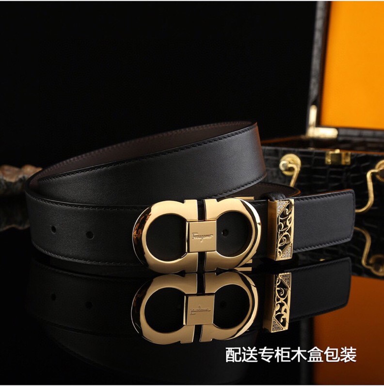 菲拉家,经典双面用可调式男士皮带,高端精品系列的标志性单品,兼具奢华工艺与实用设计,非常适合追求品质与细节的男性用户。
   - 进口小牛皮:正面为天然掌纹纹理牛皮,呈现低调优雅的质感;反面是柔软的流水纹牛皮,触感细腻。双面可用,一皮带轻松切换商务、休闲两种风格。
   - 宽度35mm:适中宽度适配绝大多数裤装,实用性极强。
标志性G-i扣饰
   - 金-银色金属扣:经典马蹄扣设计,线条流畅且辨识度高,扣面抛光处理,光泽感提升整体华贵感。
   - 可调节长度:可调试皮带长度,带身可裁剪,穿着更贴合舒适。
高端包装 & 赠品
   - 木盒礼盒:提升送礼仪式感,适合作为生日、节日或自用及商务赠礼。
   - 额外附赠真鳄鱼招财爪挂饰一支:(寓意吉祥),增添收藏价值。
这款皮带是匠心工艺的代表作,从皮质到扣饰均体现奢侈品级的细节把控。双面设计大幅提升性价比,加上礼盒与赠品,堪称高端男士配饰的明智投资。非常推荐入手作为长期使用的品质单品。p260