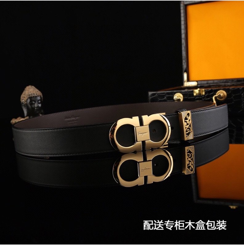 菲拉家,经典双面用可调式男士皮带,高端精品系列的标志性单品,兼具奢华工艺与实用设计,非常适合追求品质与细节的男性用户。
   - 进口小牛皮:正面为天然掌纹纹理牛皮,呈现低调优雅的质感;反面是柔软的流水纹牛皮,触感细腻。双面可用,一皮带轻松切换商务、休闲两种风格。
   - 宽度35mm:适中宽度适配绝大多数裤装,实用性极强。
标志性G-i扣饰
   - 金-银色金属扣:经典马蹄扣设计,线条流畅且辨识度高,扣面抛光处理,光泽感提升整体华贵感。
   - 可调节长度:可调试皮带长度,带身可裁剪,穿着更贴合舒适。
高端包装 & 赠品
   - 木盒礼盒:提升送礼仪式感,适合作为生日、节日或自用及商务赠礼。
   - 额外附赠真鳄鱼招财爪挂饰一支:(寓意吉祥),增添收藏价值。
这款皮带是匠心工艺的代表作,从皮质到扣饰均体现奢侈品级的细节把控。双面设计大幅提升性价比,加上礼盒与赠品,堪称高端男士配饰的明智投资。非常推荐入手作为长期使用的品质单品。p260