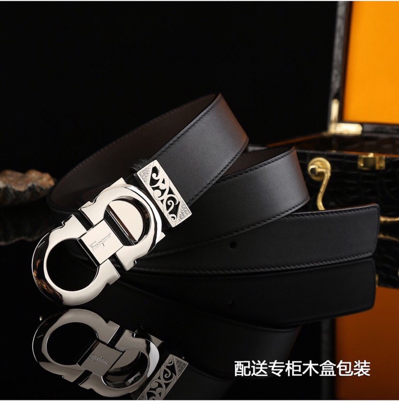 菲拉家,经典双面用可调式男士皮带,高端精品系列的标志性单品,兼具奢华工艺与实用设计,非常适合追求品质与细节的男性用户。
   - 进口小牛皮:正面为天然掌纹纹理牛皮,呈现低调优雅的质感;反面是柔软的流水纹牛皮,触感细腻。双面可用,一皮带轻松切换商务、休闲两种风格。
   - 宽度35mm:适中宽度适配绝大多数裤装,实用性极强。
标志性G-i扣饰
   - 金-银色金属扣:经典马蹄扣设计,线条流畅且辨识度高,扣面抛光处理,光泽感提升整体华贵感。
   - 可调节长度:可调试皮带长度,带身可裁剪,穿着更贴合舒适。
高端包装 & 赠品
   - 木盒礼盒:提升送礼仪式感,适合作为生日、节日或自用及商务赠礼。
   - 额外附赠真鳄鱼招财爪挂饰一支:(寓意吉祥),增添收藏价值。
这款皮带是匠心工艺的代表作,从皮质到扣饰均体现奢侈品级的细节把控。双面设计大幅提升性价比,加上礼盒与赠品,堪称高端男士配饰的明智投资。非常推荐入手作为长期使用的品质单品。p260