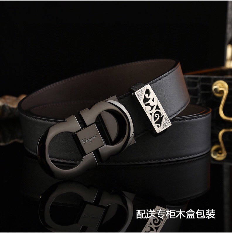 菲拉家,经典双面用可调式男士皮带,高端精品系列的标志性单品,兼具奢华工艺与实用设计,非常适合追求品质与细节的男性用户。
   - 进口小牛皮:正面为天然掌纹纹理牛皮,呈现低调优雅的质感;反面是柔软的流水纹牛皮,触感细腻。双面可用,一皮带轻松切换商务、休闲两种风格。
   - 宽度35mm:适中宽度适配绝大多数裤装,实用性极强。
标志性G-i扣饰
   - 金-银色金属扣:经典马蹄扣设计,线条流畅且辨识度高,扣面抛光处理,光泽感提升整体华贵感。
   - 可调节长度:可调试皮带长度,带身可裁剪,穿着更贴合舒适。
高端包装 & 赠品
   - 木盒礼盒:提升送礼仪式感,适合作为生日、节日或自用及商务赠礼。
   - 额外附赠真鳄鱼招财爪挂饰一支:(寓意吉祥),增添收藏价值。
这款皮带是匠心工艺的代表作,从皮质到扣饰均体现奢侈品级的细节把控。双面设计大幅提升性价比,加上礼盒与赠品,堪称高端男士配饰的明智投资。非常推荐入手作为长期使用的品质单品。p260