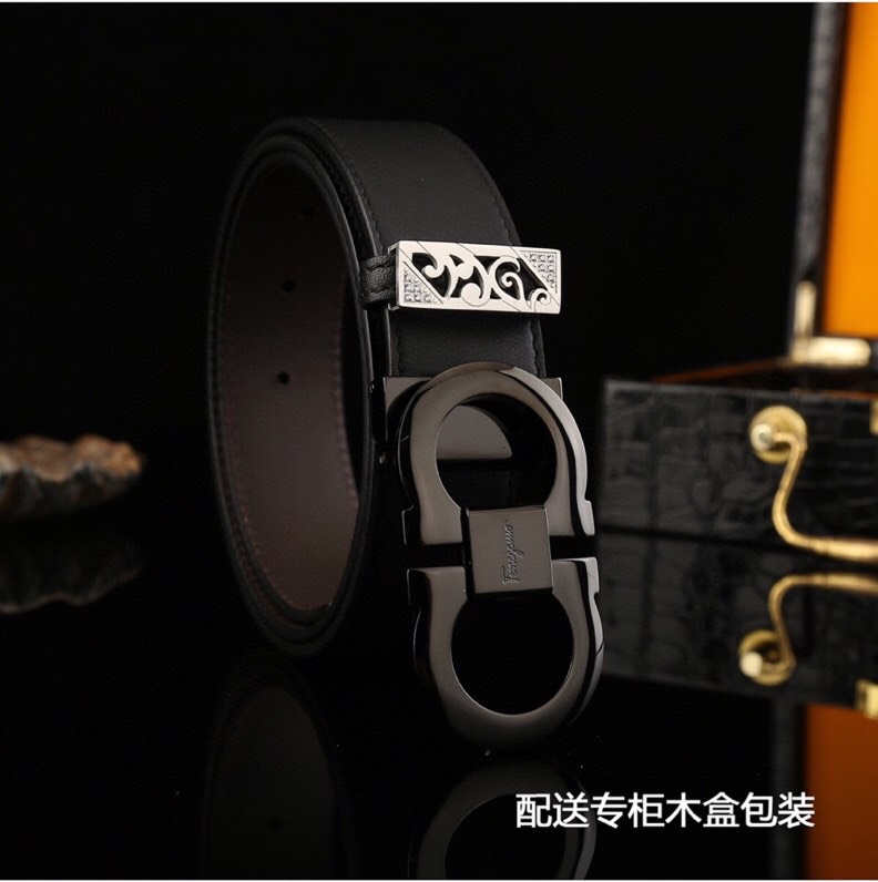 菲拉家,经典双面用可调式男士皮带,高端精品系列的标志性单品,兼具奢华工艺与实用设计,非常适合追求品质与细节的男性用户。
   - 进口小牛皮:正面为天然掌纹纹理牛皮,呈现低调优雅的质感;反面是柔软的流水纹牛皮,触感细腻。双面可用,一皮带轻松切换商务、休闲两种风格。
   - 宽度35mm:适中宽度适配绝大多数裤装,实用性极强。
标志性G-i扣饰
   - 金-银色金属扣:经典马蹄扣设计,线条流畅且辨识度高,扣面抛光处理,光泽感提升整体华贵感。
   - 可调节长度:可调试皮带长度,带身可裁剪,穿着更贴合舒适。
高端包装 & 赠品
   - 木盒礼盒:提升送礼仪式感,适合作为生日、节日或自用及商务赠礼。
   - 额外附赠真鳄鱼招财爪挂饰一支:(寓意吉祥),增添收藏价值。
这款皮带是匠心工艺的代表作,从皮质到扣饰均体现奢侈品级的细节把控。双面设计大幅提升性价比,加上礼盒与赠品,堪称高端男士配饰的明智投资。非常推荐入手作为长期使用的品质单品。p260