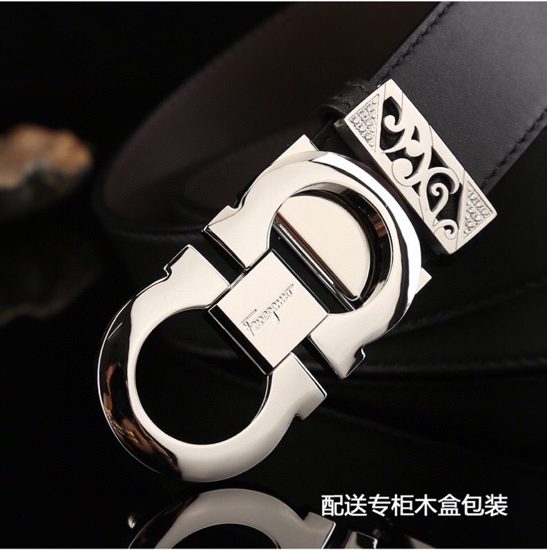 菲拉家,经典双面用可调式男士皮带,高端精品系列的标志性单品,兼具奢华工艺与实用设计,非常适合追求品质与细节的男性用户。
   - 进口小牛皮:正面为天然掌纹纹理牛皮,呈现低调优雅的质感;反面是柔软的流水纹牛皮,触感细腻。双面可用,一皮带轻松切换商务、休闲两种风格。
   - 宽度35mm:适中宽度适配绝大多数裤装,实用性极强。
标志性G-i扣饰
   - 金-银色金属扣:经典马蹄扣设计,线条流畅且辨识度高,扣面抛光处理,光泽感提升整体华贵感。
   - 可调节长度:可调试皮带长度,带身可裁剪,穿着更贴合舒适。
高端包装 & 赠品
   - 木盒礼盒:提升送礼仪式感,适合作为生日、节日或自用及商务赠礼。
   - 额外附赠真鳄鱼招财爪挂饰一支:(寓意吉祥),增添收藏价值。
这款皮带是匠心工艺的代表作,从皮质到扣饰均体现奢侈品级的细节把控。双面设计大幅提升性价比,加上礼盒与赠品,堪称高端男士配饰的明智投资。非常推荐入手作为长期使用的品质单品。p260