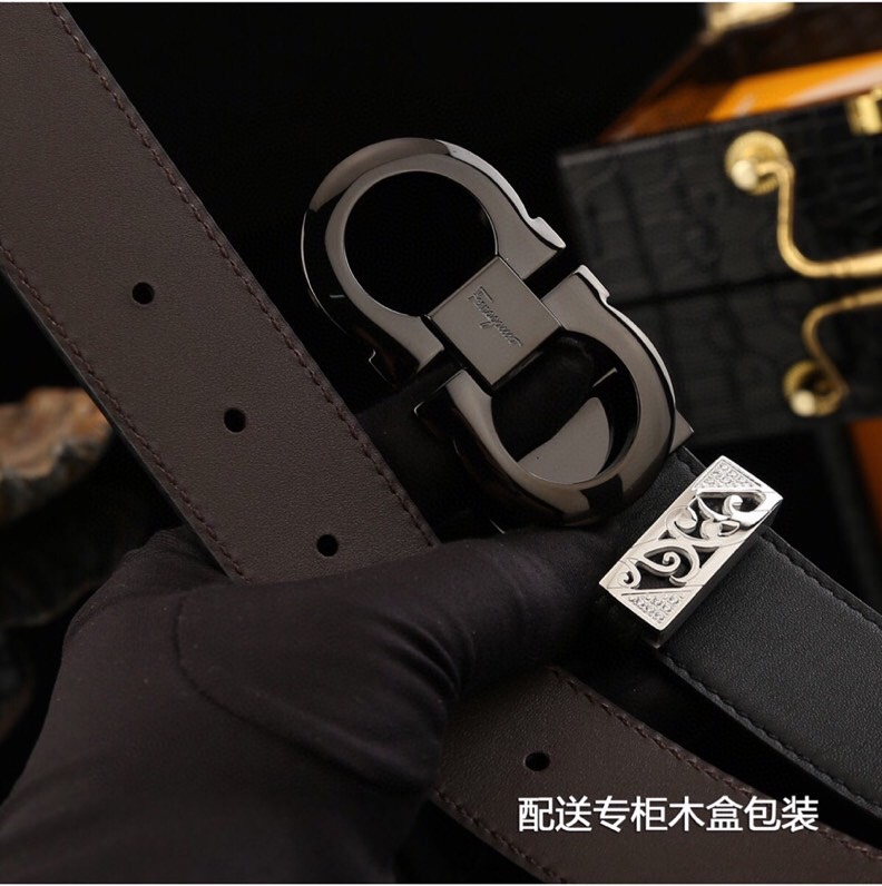 菲拉家,经典双面用可调式男士皮带,高端精品系列的标志性单品,兼具奢华工艺与实用设计,非常适合追求品质与细节的男性用户。
   - 进口小牛皮:正面为天然掌纹纹理牛皮,呈现低调优雅的质感;反面是柔软的流水纹牛皮,触感细腻。双面可用,一皮带轻松切换商务、休闲两种风格。
   - 宽度35mm:适中宽度适配绝大多数裤装,实用性极强。
标志性G-i扣饰
   - 金-银色金属扣:经典马蹄扣设计,线条流畅且辨识度高,扣面抛光处理,光泽感提升整体华贵感。
   - 可调节长度:可调试皮带长度,带身可裁剪,穿着更贴合舒适。
高端包装 & 赠品
   - 木盒礼盒:提升送礼仪式感,适合作为生日、节日或自用及商务赠礼。
   - 额外附赠真鳄鱼招财爪挂饰一支:(寓意吉祥),增添收藏价值。
这款皮带是匠心工艺的代表作,从皮质到扣饰均体现奢侈品级的细节把控。双面设计大幅提升性价比,加上礼盒与赠品,堪称高端男士配饰的明智投资。非常推荐入手作为长期使用的品质单品。p260