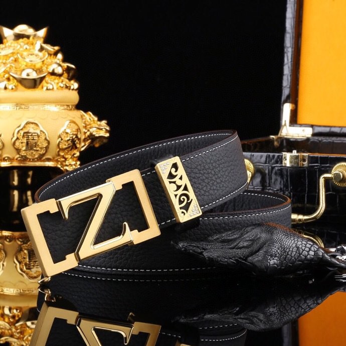 💎杰尼家(Zeg*a)原厂高定真皮自动扣腰带💎
🌟海关精品原单·配真鳄鱼爪招财挂饰🌟
▫意大利双面头层牛皮
▫35mm正装黄金宽度
▫独创双面纹路设计
· 镜面压纹|荔枝纹路·
▫标志性Z字型内穿自动扣
▫可调节长度(95cm-125cm )
🔥现货附赠:
▫鳄鱼纹珍藏木盒包装
▫招财鳄鱼爪挂饰一支
「穿搭点睛」商务休闲皆可驾驭,细节处见真章。
📦顺丰特快·
👉私询免打扰价
/ 男士奢侈品 / 轻奢配饰 / 高端定制
p260