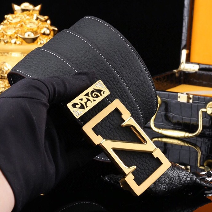 💎杰尼家(Zeg*a)原厂高定真皮自动扣腰带💎
🌟海关精品原单·配真鳄鱼爪招财挂饰🌟
▫意大利双面头层牛皮
▫35mm正装黄金宽度
▫独创双面纹路设计
· 镜面压纹|荔枝纹路·
▫标志性Z字型内穿自动扣
▫可调节长度(95cm-125cm )
🔥现货附赠:
▫鳄鱼纹珍藏木盒包装
▫招财鳄鱼爪挂饰一支
「穿搭点睛」商务休闲皆可驾驭,细节处见真章。
📦顺丰特快·
👉私询免打扰价
/ 男士奢侈品 / 轻奢配饰 / 高端定制
p260