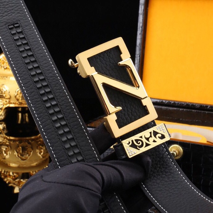 💎杰尼家(Zeg*a)原厂高定真皮自动扣腰带💎
🌟海关精品原单·配真鳄鱼爪招财挂饰🌟
▫意大利双面头层牛皮
▫35mm正装黄金宽度
▫独创双面纹路设计
· 镜面压纹|荔枝纹路·
▫标志性Z字型内穿自动扣
▫可调节长度(95cm-125cm )
🔥现货附赠:
▫鳄鱼纹珍藏木盒包装
▫招财鳄鱼爪挂饰一支
「穿搭点睛」商务休闲皆可驾驭,细节处见真章。
📦顺丰特快·
👉私询免打扰价
/ 男士奢侈品 / 轻奢配饰 / 高端定制
p260