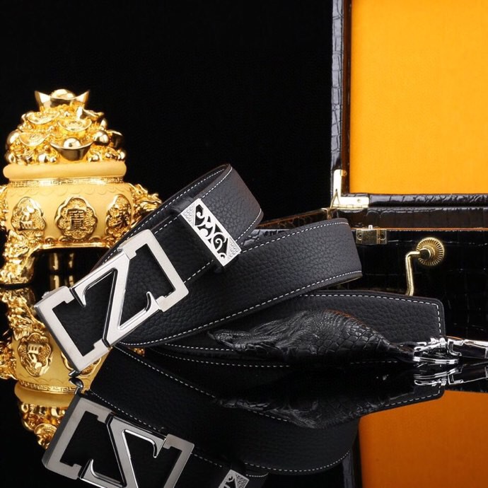 💎杰尼家(Zeg*a)原厂高定真皮自动扣腰带💎
🌟海关精品原单·配真鳄鱼爪招财挂饰🌟
▫意大利双面头层牛皮
▫35mm正装黄金宽度
▫独创双面纹路设计
· 镜面压纹|荔枝纹路·
▫标志性Z字型内穿自动扣
▫可调节长度(95cm-125cm )
🔥现货附赠:
▫鳄鱼纹珍藏木盒包装
▫招财鳄鱼爪挂饰一支
「穿搭点睛」商务休闲皆可驾驭,细节处见真章。
📦顺丰特快·
👉私询免打扰价
/ 男士奢侈品 / 轻奢配饰 / 高端定制
p260