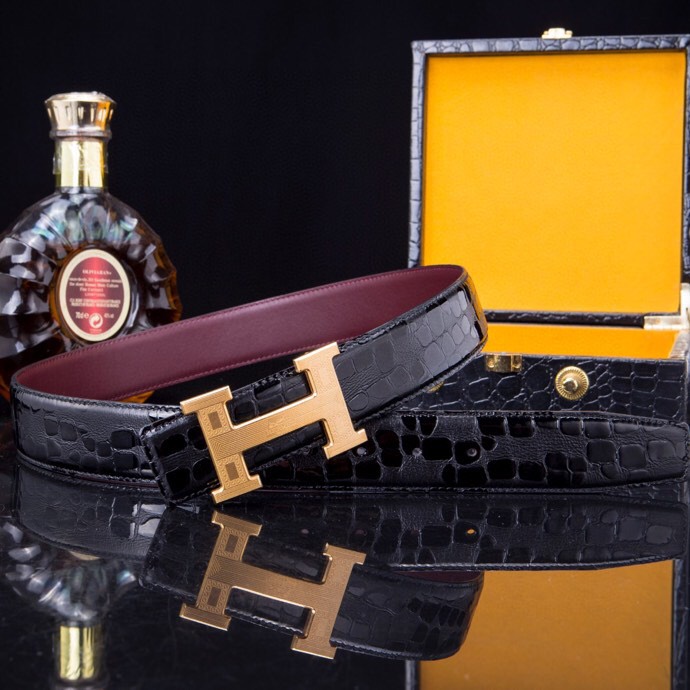 🔥 HERM*S 爱马家 男士必入神级单品 | H扣腰带界的"天花板"🔥
💼 一腰带出两种人生!
→ 商务面:荔枝纹牛皮诠释精英品格
→ 休闲面:掌纹牛皮解锁随性魅力
⚫🟤 玩转双面人生:
「暗夜黑」攻陷会议室
「焦糖棕」征服咖啡厅
3秒切换身份的秘密武器
🎯 细节控暴击套餐:
✔ 3.8cm小牛皮带身(意大利牧场直供)
✔ 手术级精钢H扣(百万次开合测试)
✔ 隐形穿扣专利设计(拯救强迫症)
🕶 低调搭配指南:
鳄鱼纹木质礼盒→开箱即高咣时刻
三证合一套装→细节都是身份密码
⚠ 库存警报:
最后37条「原单库存」
公司高管私藏的潜规则
📲 暗号:P240