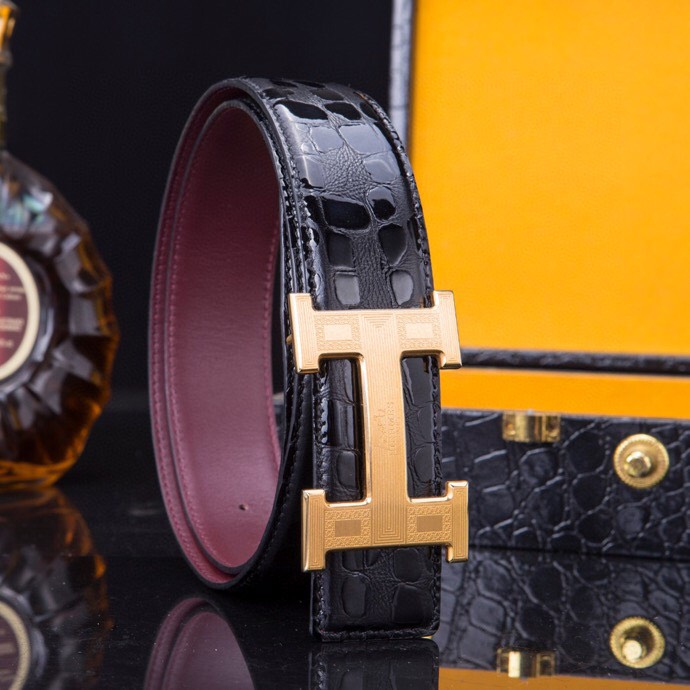 🔥 HERM*S 爱马家 男士必入神级单品 | H扣腰带界的"天花板"🔥
💼 一腰带出两种人生!
→ 商务面:荔枝纹牛皮诠释精英品格
→ 休闲面:掌纹牛皮解锁随性魅力
⚫🟤 玩转双面人生:
「暗夜黑」攻陷会议室
「焦糖棕」征服咖啡厅
3秒切换身份的秘密武器
🎯 细节控暴击套餐:
✔ 3.8cm小牛皮带身(意大利牧场直供)
✔ 手术级精钢H扣(百万次开合测试)
✔ 隐形穿扣专利设计(拯救强迫症)
🕶 低调搭配指南:
鳄鱼纹木质礼盒→开箱即高咣时刻
三证合一套装→细节都是身份密码
⚠ 库存警报:
最后37条「原单库存」
公司高管私藏的潜规则
📲 暗号:P240