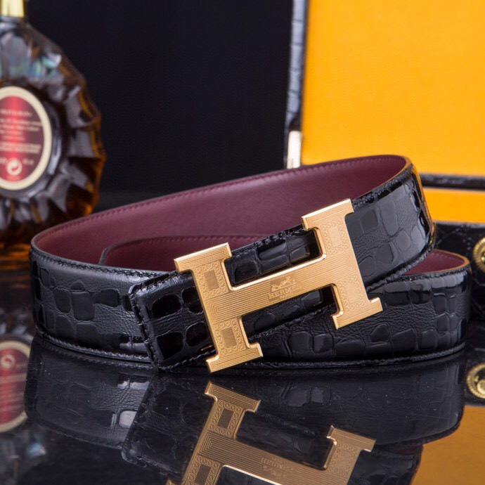 🔥 HERM*S 爱马家 男士必入神级单品 | H扣腰带界的"天花板"🔥
💼 一腰带出两种人生!
→ 商务面:荔枝纹牛皮诠释精英品格
→ 休闲面:掌纹牛皮解锁随性魅力
⚫🟤 玩转双面人生:
「暗夜黑」攻陷会议室
「焦糖棕」征服咖啡厅
3秒切换身份的秘密武器
🎯 细节控暴击套餐:
✔ 3.8cm小牛皮带身(意大利牧场直供)
✔ 手术级精钢H扣(百万次开合测试)
✔ 隐形穿扣专利设计(拯救强迫症)
🕶 低调搭配指南:
鳄鱼纹木质礼盒→开箱即高咣时刻
三证合一套装→细节都是身份密码
⚠ 库存警报:
最后37条「原单库存」
公司高管私藏的潜规则
📲 暗号:P240