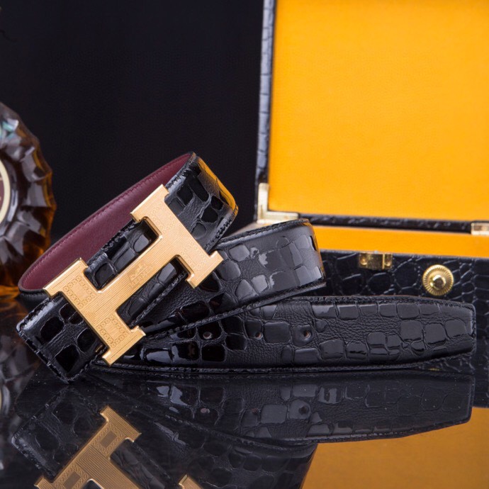 🔥 HERM*S 爱马家 男士必入神级单品 | H扣腰带界的"天花板"🔥
💼 一腰带出两种人生!
→ 商务面:荔枝纹牛皮诠释精英品格
→ 休闲面:掌纹牛皮解锁随性魅力
⚫🟤 玩转双面人生:
「暗夜黑」攻陷会议室
「焦糖棕」征服咖啡厅
3秒切换身份的秘密武器
🎯 细节控暴击套餐:
✔ 3.8cm小牛皮带身(意大利牧场直供)
✔ 手术级精钢H扣(百万次开合测试)
✔ 隐形穿扣专利设计(拯救强迫症)
🕶 低调搭配指南:
鳄鱼纹木质礼盒→开箱即高咣时刻
三证合一套装→细节都是身份密码
⚠ 库存警报:
最后37条「原单库存」
公司高管私藏的潜规则
📲 暗号:P240