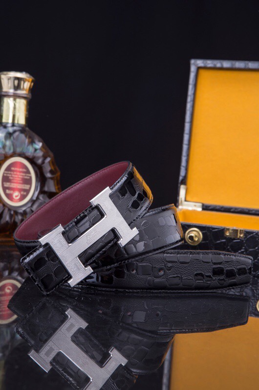 🔥 HERM*S 爱马家 男士必入神级单品 | H扣腰带界的"天花板"🔥
💼 一腰带出两种人生!
→ 商务面:荔枝纹牛皮诠释精英品格
→ 休闲面:掌纹牛皮解锁随性魅力
⚫🟤 玩转双面人生:
「暗夜黑」攻陷会议室
「焦糖棕」征服咖啡厅
3秒切换身份的秘密武器
🎯 细节控暴击套餐:
✔ 3.8cm小牛皮带身(意大利牧场直供)
✔ 手术级精钢H扣(百万次开合测试)
✔ 隐形穿扣专利设计(拯救强迫症)
🕶 低调搭配指南:
鳄鱼纹木质礼盒→开箱即高咣时刻
三证合一套装→细节都是身份密码
⚠ 库存警报:
最后37条「原单库存」
公司高管私藏的潜规则
📲 暗号:P240