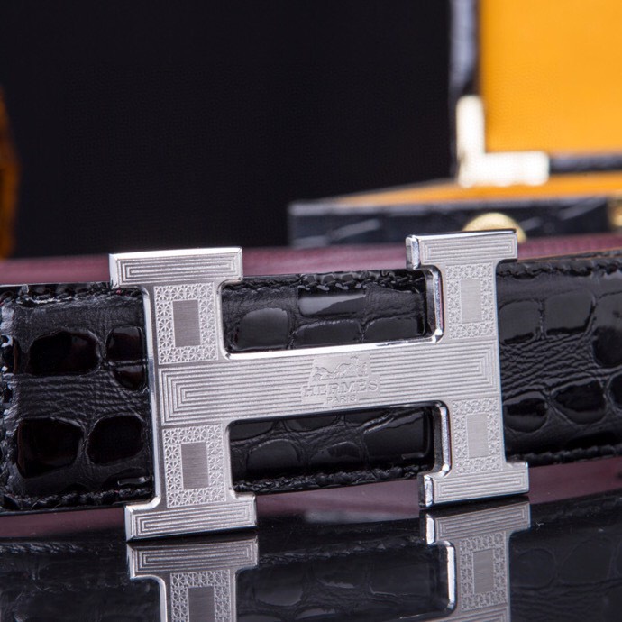 🔥 HERM*S 爱马家 男士必入神级单品 | H扣腰带界的"天花板"🔥
💼 一腰带出两种人生!
→ 商务面:荔枝纹牛皮诠释精英品格
→ 休闲面:掌纹牛皮解锁随性魅力
⚫🟤 玩转双面人生:
「暗夜黑」攻陷会议室
「焦糖棕」征服咖啡厅
3秒切换身份的秘密武器
🎯 细节控暴击套餐:
✔ 3.8cm小牛皮带身(意大利牧场直供)
✔ 手术级精钢H扣(百万次开合测试)
✔ 隐形穿扣专利设计(拯救强迫症)
🕶 低调搭配指南:
鳄鱼纹木质礼盒→开箱即高咣时刻
三证合一套装→细节都是身份密码
⚠ 库存警报:
最后37条「原单库存」
公司高管私藏的潜规则
📲 暗号:P240