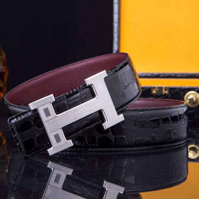 🔥 HERM*S 爱马家 男士必入神级单品 | H扣腰带界的"天花板"🔥
💼 一腰带出两种人生!
→ 商务面:荔枝纹牛皮诠释精英品格
→ 休闲面:掌纹牛皮解锁随性魅力
⚫🟤 玩转双面人生:
「暗夜黑」攻陷会议室
「焦糖棕」征服咖啡厅
3秒切换身份的秘密武器
🎯 细节控暴击套餐:
✔ 3.8cm小牛皮带身(意大利牧场直供)
✔ 手术级精钢H扣(百万次开合测试)
✔ 隐形穿扣专利设计(拯救强迫症)
🕶 低调搭配指南:
鳄鱼纹木质礼盒→开箱即高咣时刻
三证合一套装→细节都是身份密码
⚠ 库存警报:
最后37条「原单库存」
公司高管私藏的潜规则
📲 暗号:P240