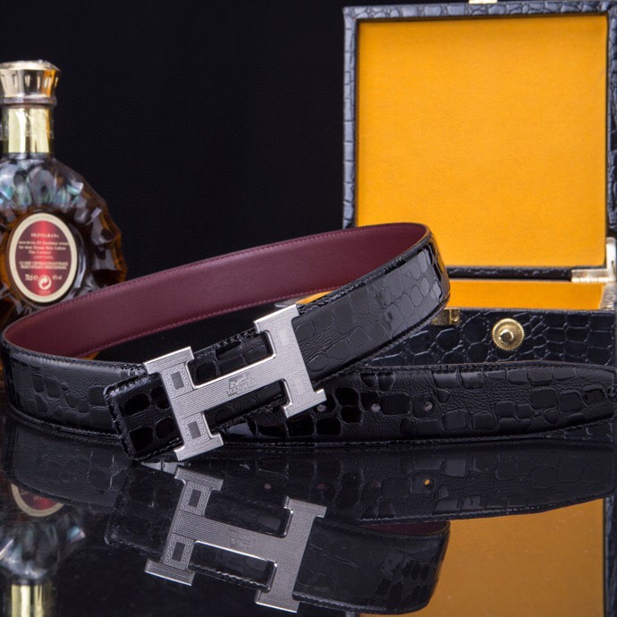 🔥 HERM*S 爱马家 男士必入神级单品 | H扣腰带界的"天花板"🔥
💼 一腰带出两种人生!
→ 商务面:荔枝纹牛皮诠释精英品格
→ 休闲面:掌纹牛皮解锁随性魅力
⚫🟤 玩转双面人生:
「暗夜黑」攻陷会议室
「焦糖棕」征服咖啡厅
3秒切换身份的秘密武器
🎯 细节控暴击套餐:
✔ 3.8cm小牛皮带身(意大利牧场直供)
✔ 手术级精钢H扣(百万次开合测试)
✔ 隐形穿扣专利设计(拯救强迫症)
🕶 低调搭配指南:
鳄鱼纹木质礼盒→开箱即高咣时刻
三证合一套装→细节都是身份密码
⚠ 库存警报:
最后37条「原单库存」
公司高管私藏的潜规则
📲 暗号:P240