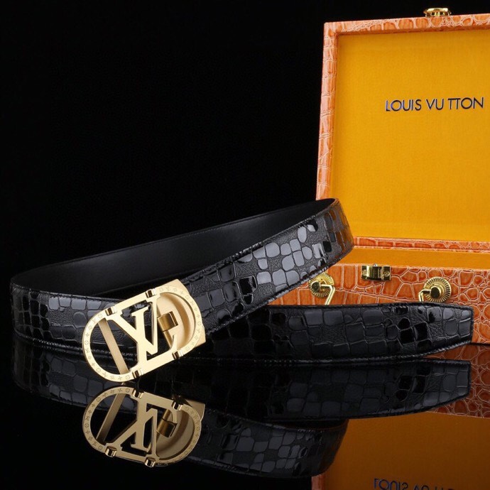 L家 高档男士真皮自动扣腰带,商务休闲款抽拉式皮带,使用方便,各种社交场所备受青睐。赠送招财真鳄鱼渔爪子挂饰一只,配送全套木盒包装发票。送礼自用佳品。
带身宽度 35 mm ,(3.5 cm)
标识加入经典图案,再以丝滑小牛皮演绎沉稳一面,搭配 LoGo自动扣,与 Everyday 系列单品搭配相宜。
匠心电镀金属扣头,以精工打磨的锃亮光泽成为整体着装的点睛之笔,低调中透出凌厉气场。内衬抗拉防变形结构,经久耐用,是兼具实用与格调的现代绅士首选。
这款高档自动扣男士皮带配皮精选头层小牛皮,触感细腻柔韧,每一道天然纹理皆诉说着品质的沉淀。
创新智能自动扣设计,无需繁琐针孔调节,一按即合,轻松适配不同腰围,在商务会议或社交场合中从容展现优雅效率。
即刻拥有,让每一次举手投足皆成为品味的无声宣言。「系住从容,扣动不凡」——只为懂得犒赏自己的非凡男士。p240