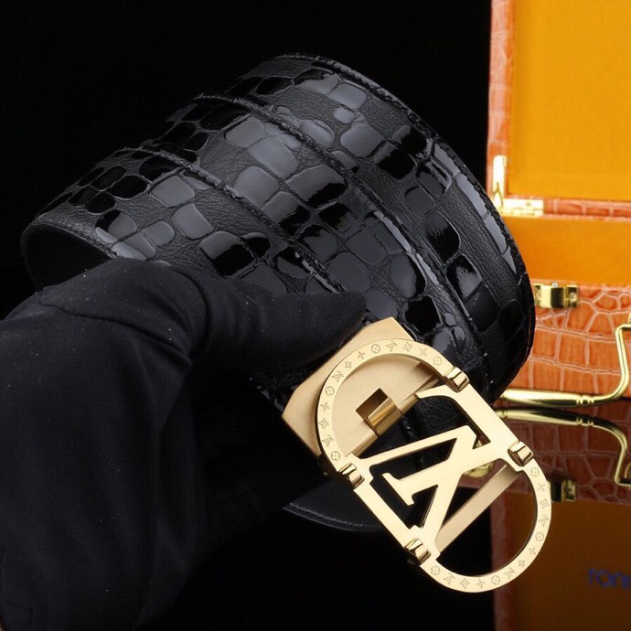 L家 高档男士真皮自动扣腰带,商务休闲款抽拉式皮带,使用方便,各种社交场所备受青睐。赠送招财真鳄鱼渔爪子挂饰一只,配送全套木盒包装发票。送礼自用佳品。
带身宽度 35 mm ,(3.5 cm)
标识加入经典图案,再以丝滑小牛皮演绎沉稳一面,搭配 LoGo自动扣,与 Everyday 系列单品搭配相宜。
匠心电镀金属扣头,以精工打磨的锃亮光泽成为整体着装的点睛之笔,低调中透出凌厉气场。内衬抗拉防变形结构,经久耐用,是兼具实用与格调的现代绅士首选。
这款高档自动扣男士皮带配皮精选头层小牛皮,触感细腻柔韧,每一道天然纹理皆诉说着品质的沉淀。
创新智能自动扣设计,无需繁琐针孔调节,一按即合,轻松适配不同腰围,在商务会议或社交场合中从容展现优雅效率。
即刻拥有,让每一次举手投足皆成为品味的无声宣言。「系住从容,扣动不凡」——只为懂得犒赏自己的非凡男士。p240