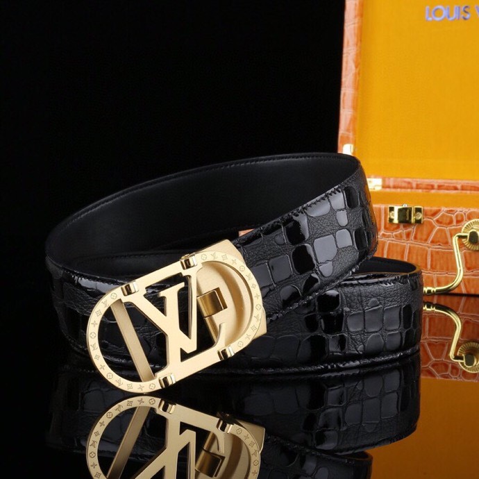 L家 高档男士真皮自动扣腰带,商务休闲款抽拉式皮带,使用方便,各种社交场所备受青睐。赠送招财真鳄鱼渔爪子挂饰一只,配送全套木盒包装发票。送礼自用佳品。
带身宽度 35 mm ,(3.5 cm)
标识加入经典图案,再以丝滑小牛皮演绎沉稳一面,搭配 LoGo自动扣,与 Everyday 系列单品搭配相宜。
匠心电镀金属扣头,以精工打磨的锃亮光泽成为整体着装的点睛之笔,低调中透出凌厉气场。内衬抗拉防变形结构,经久耐用,是兼具实用与格调的现代绅士首选。
这款高档自动扣男士皮带配皮精选头层小牛皮,触感细腻柔韧,每一道天然纹理皆诉说着品质的沉淀。
创新智能自动扣设计,无需繁琐针孔调节,一按即合,轻松适配不同腰围,在商务会议或社交场合中从容展现优雅效率。
即刻拥有,让每一次举手投足皆成为品味的无声宣言。「系住从容,扣动不凡」——只为懂得犒赏自己的非凡男士。p240