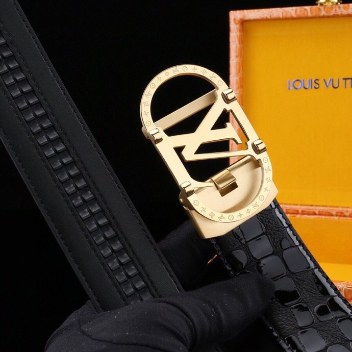 L家 高档男士真皮自动扣腰带,商务休闲款抽拉式皮带,使用方便,各种社交场所备受青睐。赠送招财真鳄鱼渔爪子挂饰一只,配送全套木盒包装发票。送礼自用佳品。
带身宽度 35 mm ,(3.5 cm)
标识加入经典图案,再以丝滑小牛皮演绎沉稳一面,搭配 LoGo自动扣,与 Everyday 系列单品搭配相宜。
匠心电镀金属扣头,以精工打磨的锃亮光泽成为整体着装的点睛之笔,低调中透出凌厉气场。内衬抗拉防变形结构,经久耐用,是兼具实用与格调的现代绅士首选。
这款高档自动扣男士皮带配皮精选头层小牛皮,触感细腻柔韧,每一道天然纹理皆诉说着品质的沉淀。
创新智能自动扣设计,无需繁琐针孔调节,一按即合,轻松适配不同腰围,在商务会议或社交场合中从容展现优雅效率。
即刻拥有,让每一次举手投足皆成为品味的无声宣言。「系住从容,扣动不凡」——只为懂得犒赏自己的非凡男士。p240