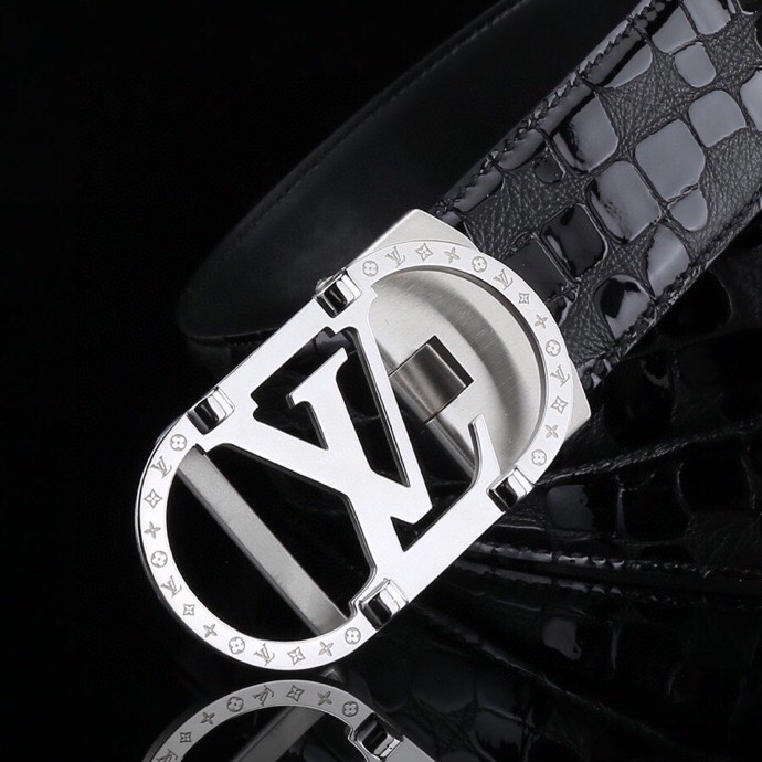 L家 高档男士真皮自动扣腰带,商务休闲款抽拉式皮带,使用方便,各种社交场所备受青睐。赠送招财真鳄鱼渔爪子挂饰一只,配送全套木盒包装发票。送礼自用佳品。
带身宽度 35 mm ,(3.5 cm)
标识加入经典图案,再以丝滑小牛皮演绎沉稳一面,搭配 LoGo自动扣,与 Everyday 系列单品搭配相宜。
匠心电镀金属扣头,以精工打磨的锃亮光泽成为整体着装的点睛之笔,低调中透出凌厉气场。内衬抗拉防变形结构,经久耐用,是兼具实用与格调的现代绅士首选。
这款高档自动扣男士皮带配皮精选头层小牛皮,触感细腻柔韧,每一道天然纹理皆诉说着品质的沉淀。
创新智能自动扣设计,无需繁琐针孔调节,一按即合,轻松适配不同腰围,在商务会议或社交场合中从容展现优雅效率。
即刻拥有,让每一次举手投足皆成为品味的无声宣言。「系住从容,扣动不凡」——只为懂得犒赏自己的非凡男士。p240